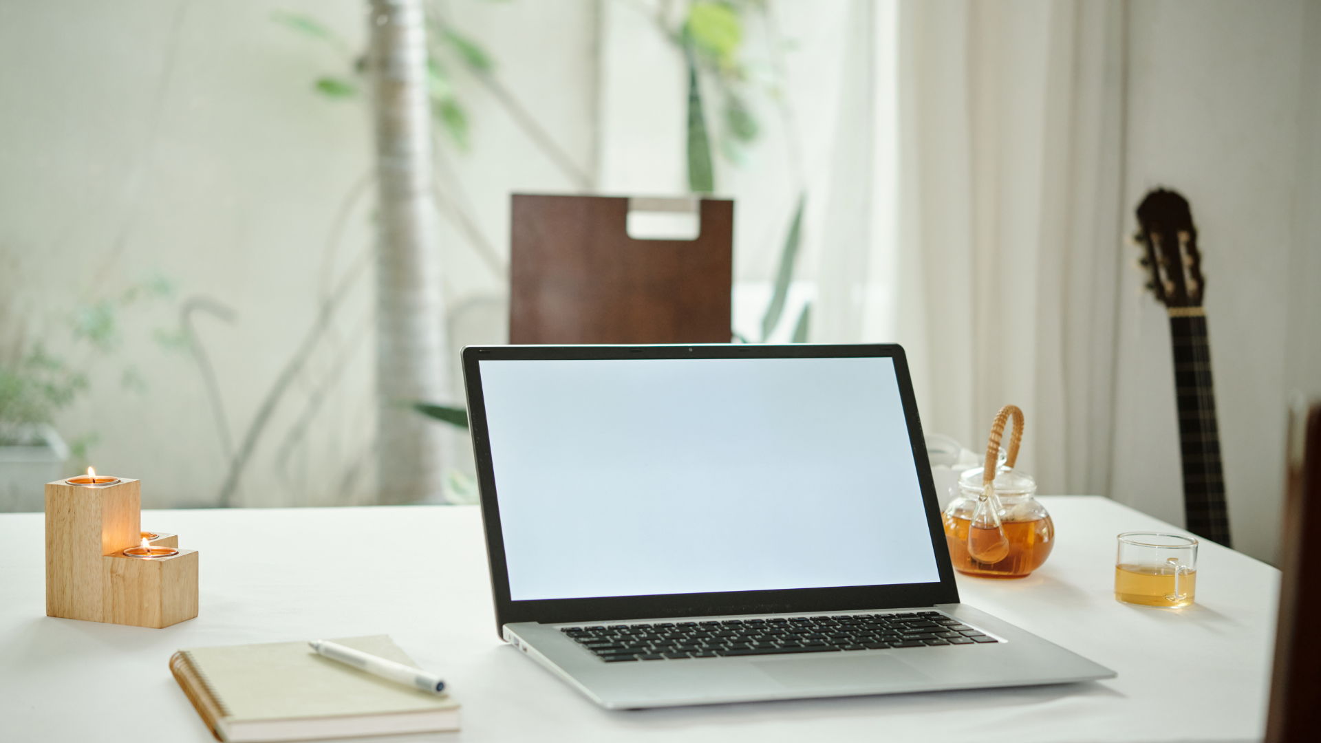 自宅でパソコンを使う在宅ワークのイメージ