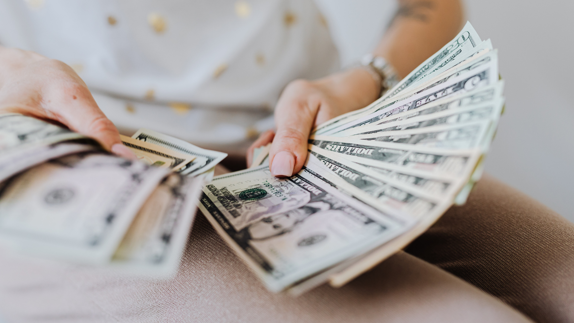 家族への役員報酬で節税し、手取りを最大化できることを示すお金のイメージ