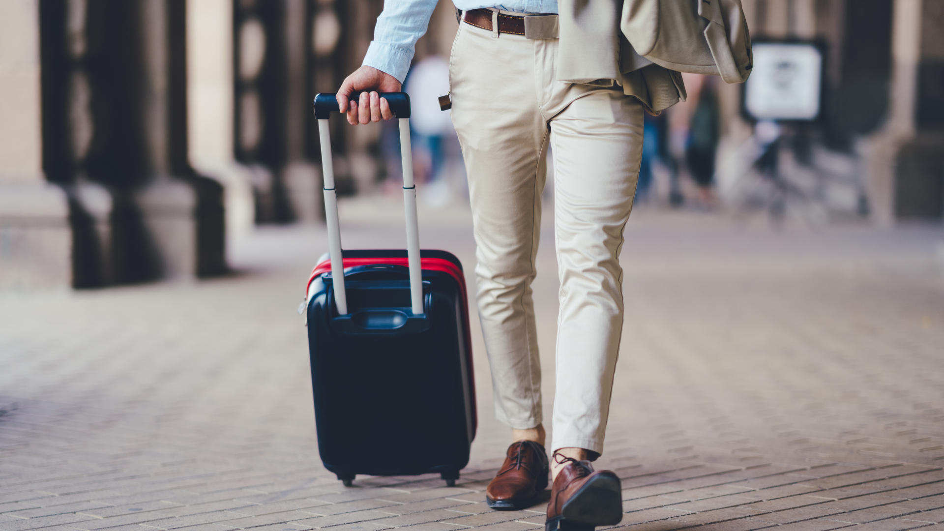 出張カバンを持つビジネスパーソン