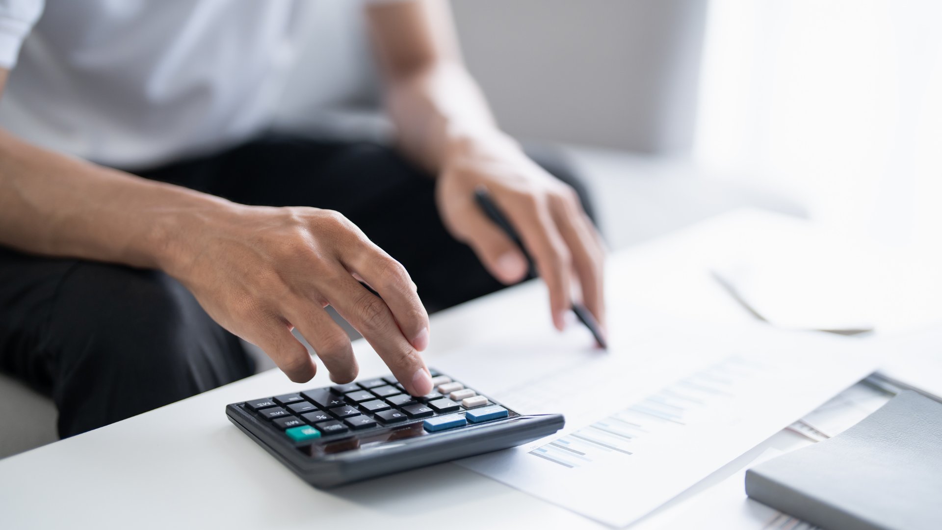 電卓と計算イメージ