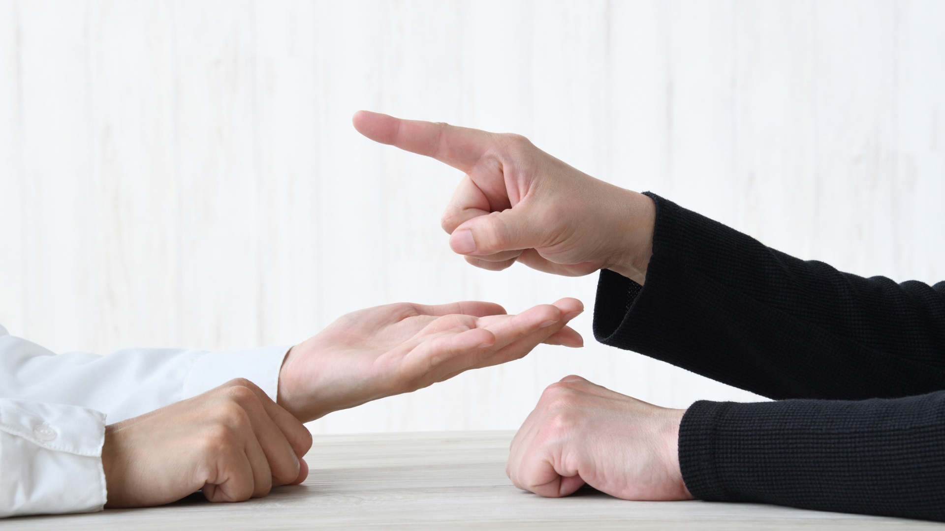 指を突きつけて責める対立のイメージ