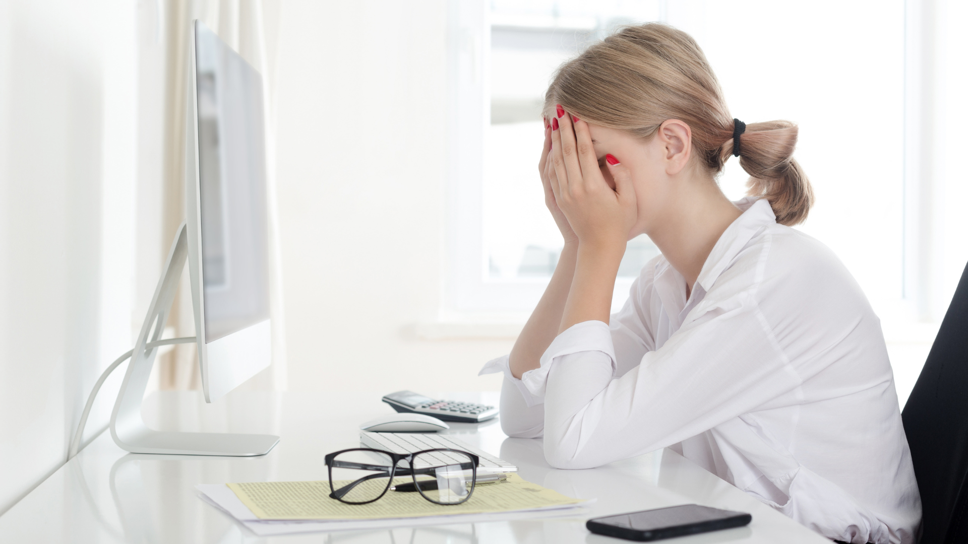 頭を抱えて悩む女性のイメージ